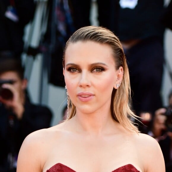 Scarlett Johansson lors de la première du film "Marriage Story" lors du 76e festival du film de Venise, la Mostra, sur le Lido au Palais du cinéma de Venise, Italie, le 29 août 2019.