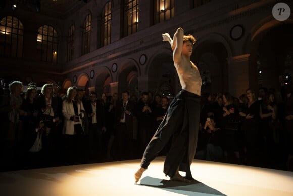 Le danseur Germain Louvet au vernissage de l'exposition "Shared Roots" de l'artiste plasticien brésilien Vik Muniz x La Maison Ruinart au Palais Brongniart à Paris, France, le 15 mars 2019.