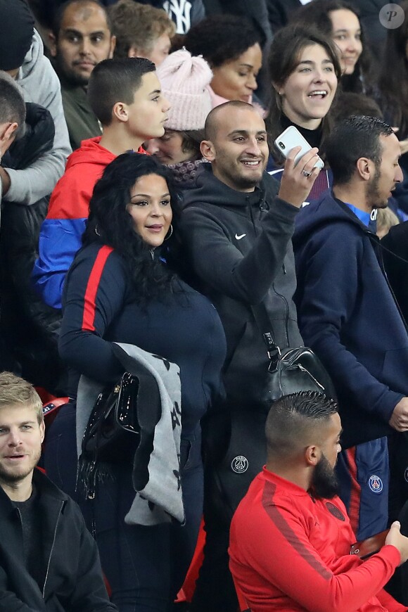 Sarah Fraisou (Les vacances des Anges 3) dans les tribunes du parc des princes lors du match de football de ligue 1 opposant le Paris Saint-Germain (PSG) à l'Olympique Lyonnais (OL) à Paris, France, le 7 octobre 2018. Le PSG a gagné 5-0.