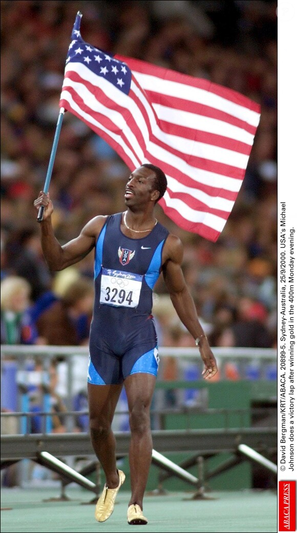 Michael Johnson, champion du monde du 400 mètres aux championnats du monde d'athlétisme à Sydney, en Australie. Septembre 2000.