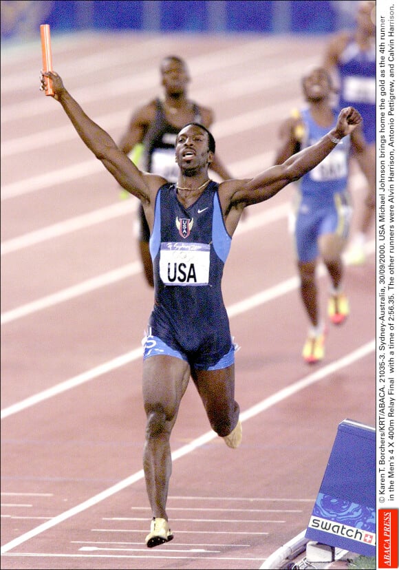 Michael Johnson, champion du monde de relais 4x100 mètres aux championnats du monde d'athlétisme à Sydney, en Australie. Septembre 2000.