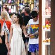 Margaret Qualley et son compagnon Pete Davidson se promènent dans les rues de Venise lors de la 76e édition du festival du film de Venise, La Mostra, le 2 septembre 2019.