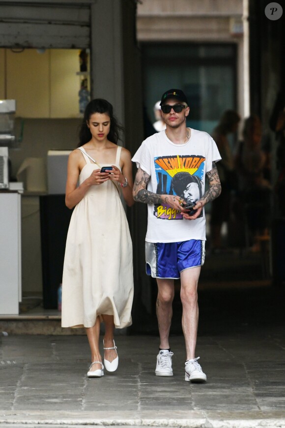 Margaret Qualley et son compagnon Pete Davidson se promènent dans les rues de Venise lors de la 76e édition du festival du film de Venise, La Mostra, le 2 septembre 2019.
