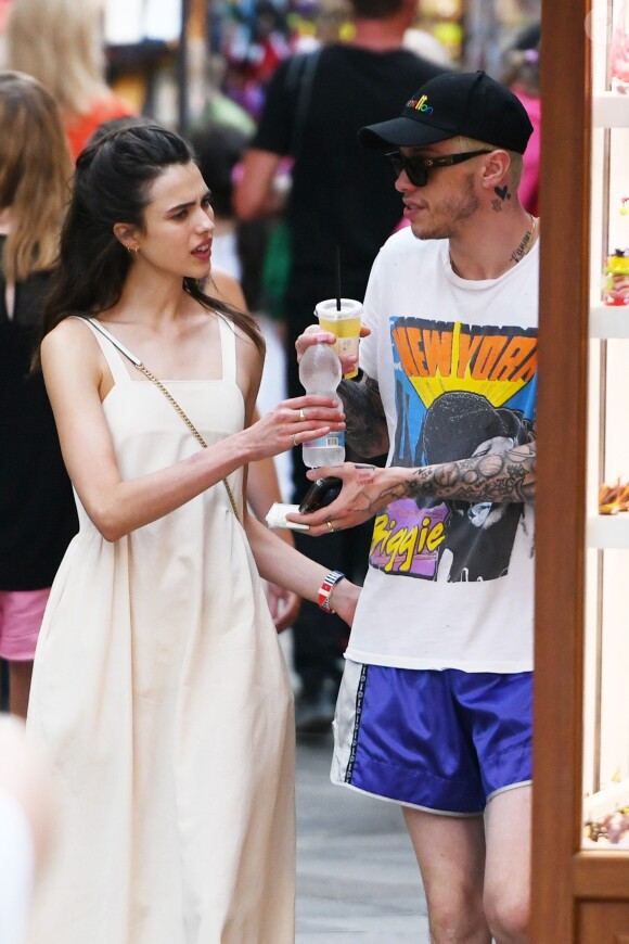 Margaret Qualley et son compagnon Pete Davidson se promènent dans les rues de Venise lors de la 76e édition du festival du film de Venise, La Mostra, le 2 septembre 2019.