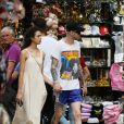 Margaret Qualley et son compagnon Pete Davidson se promènent dans les rues de Venise lors de la 76e édition du festival du film de Venise, La Mostra, le 2 septembre 2019.