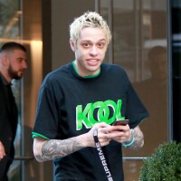 Pete Davidson grillé main dans la main avec Margaret Qualley à Venise