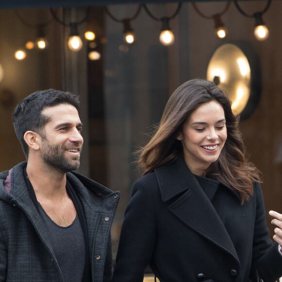 Exclusif- Marine Lorphelin, Miss France 2013, et son compagnon Christophe Malmezac se promènent dans les rues de Paris. Le 21 décembre 2018
