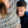Jean-Baptiste Maunier pose avec sa compagne Léa Arnezeder enceinte de neuf mois le 12 août 2019.
