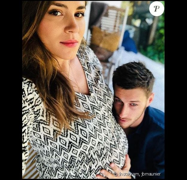 Jean-Baptiste Maunier pose avec sa compagne Léa Arnezeder enceinte de neuf mois le 12 août 2019.
