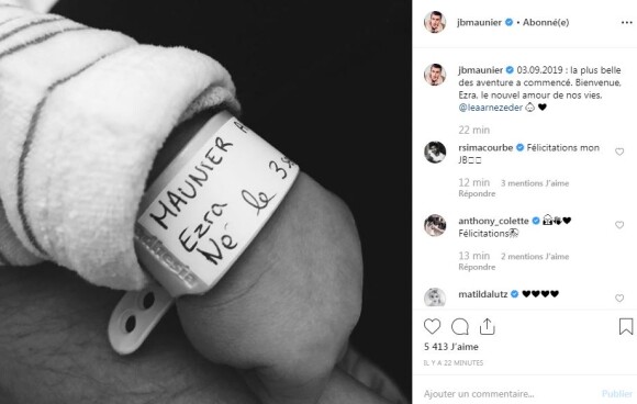 Jean-Baptiste Maunier annonce la naissance de son fils Ezra sur Instagram le 4 septembre 2019. Il est né le 3 septembre.
