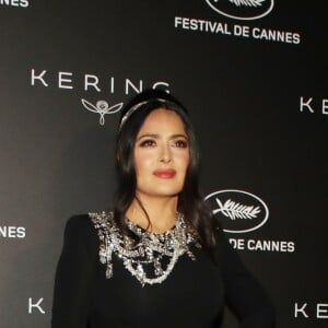 Salma Hayek - Photocall de la soirée Kering "Women In Motion Awards", Place de la Castre, lors du 72e Festival International du Film de Cannes. Le 19 mai 2019 © Denis Guignebourg / Bestimage