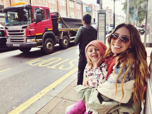 Kylie Rae Harris pose avec sa fille le 4 décembre 2018 sur Instagram.