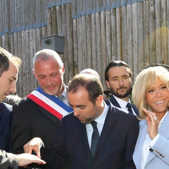 Nicolas Poclet, maire d'Azincourt, Sébastien Lecornu, ministre auprès de la ministre de la Cohésion des territoires et des Relations avec les collectivités territoriales, chargé des collectivités territoriales, la Première dame Brigitte Macron et Stéphane Bern coupent le ruban lors de l'inauguration du centre Historique Médiéval d'Azincourt, France, le 29 août 2019.