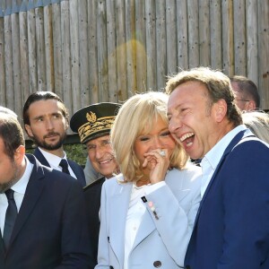 Nicolas Poclet, maire d'Azincourt, Sébastien Lecornu, ministre auprès de la ministre de la Cohésion des territoires et des Relations avec les collectivités territoriales, chargé des collectivités territoriales, la Première dame Brigitte Macron et Stéphane Bern coupent le ruban lors de l'inauguration du centre Historique Médiéval d'Azincourt, France, le 29 août 2019.