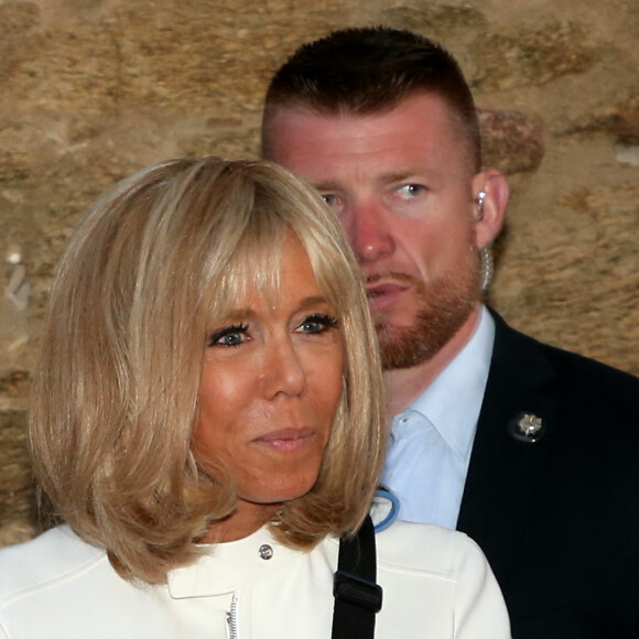 Emmanuel Macron, président de la République Française, et la Première dame Brigitte Macron (avec une attelle au bras droit) arrivent à la mairie de Bormes-les-Mimosas où ils sont accueillis par François Arizzi (maire de Bormes-les-Mimosas) lors de la cérémonie de commémoration du 75ème anniversaire de la libération de la ville de Bormes-les-Mimosas, le 17 août 2019. © Dominique Jacovides/Bestimage