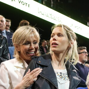 Brigitte Trogneux sa fille Tiphaine Auzière - La famille, les amis et soutiens d'Emmanuel Macron dans les tribunes lors du grand meeting d'Emmanuel Macron, candidat d'En Marche! à l'élection présidentielle 2017, à l'AccorHotels Arena à Paris, France, le lundi 17 avril 2017. © Dominique Jacovides-Sébastien Valiela/Bestimage