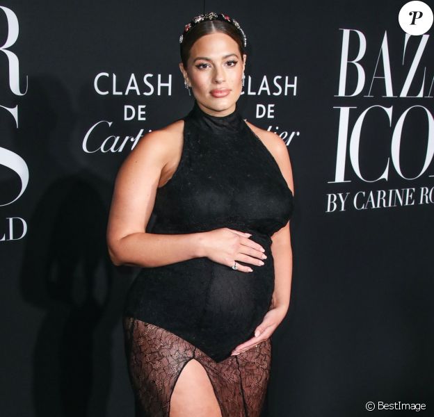 Ashley Graham, enceinte - Photocall de la soirée Harper's BAZAAR 2019 "ICONS By C.Roitfeld" lors de la Fashion Week de New York (NYFW), le 6 septembre 2019.