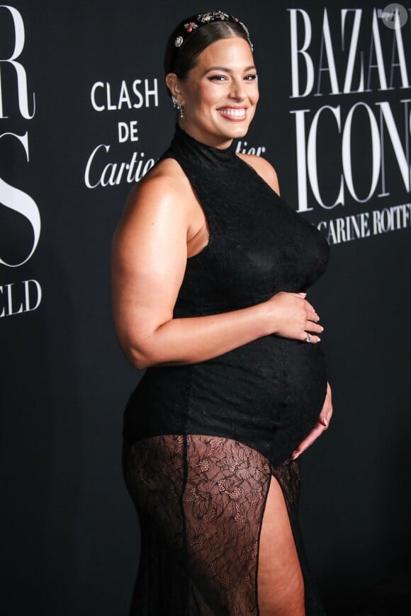 Ashley Graham, enceinte - Photocall de la soirée Harper's BAZAAR 2019 "ICONS By C.Roitfeld" lors de la Fashion Week de New York (NYFW), le 6 septembre 2019.