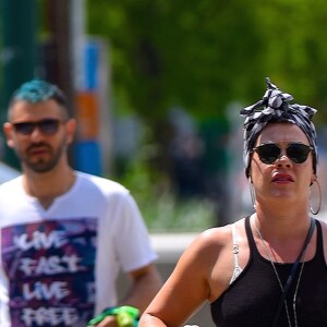 Pink et son mari Carey Hart sortent avec leur fils le petit Jameson lors d'une visite touristique à New York City, New York, États-Unis, le 20 mai 2019.