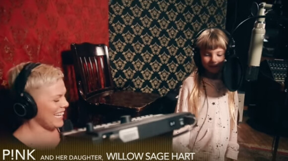 Pink et sa fille Willow reprennent "A million dreams"- octobre 2018.