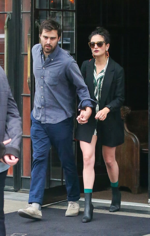 Exclusif - Jenny Slate et son compagnon Ben Shattuck à la sortie de leur hôtel à New York, le 4 mai 2019.
