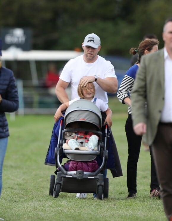 Mike Tindall et ses fille Mia et Lena (en poussette) le 7 septembre 2019 à Stamford pendant que Zara Phillips disputait le concours complet.