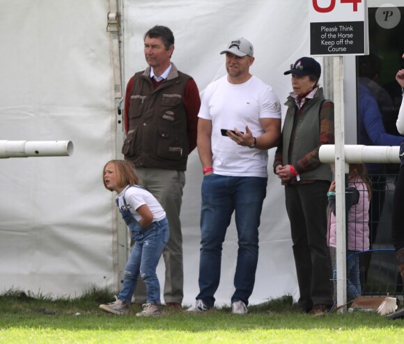 Mike Tindall, sa fille Mia, la princesse Anne et le vice-amiral Timothy Laurence le 7 septembre 2019 à Stamford pendant que Zara Phillips disputait le concours complet.