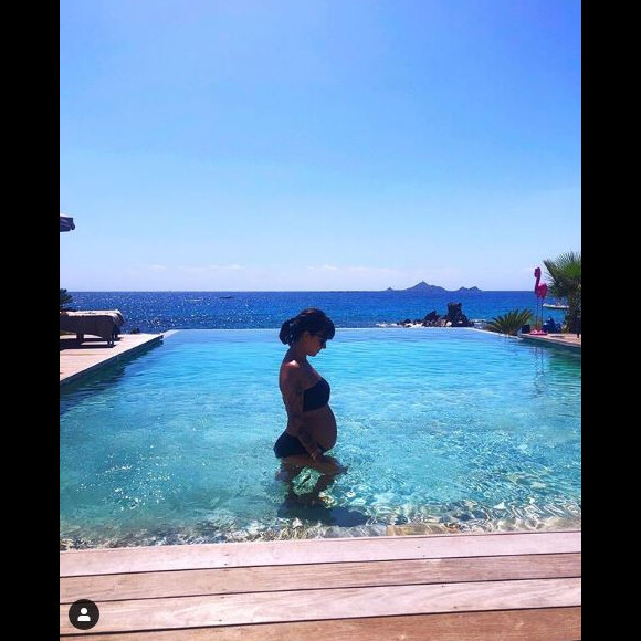 Alizée enceinte : Elle dévoile son baby bump en bikini avec son mari (Août 2019).