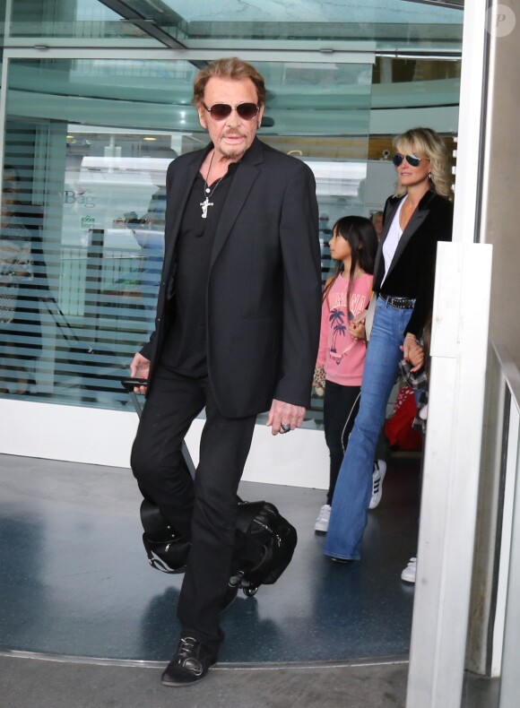 Johnny Hallyday avec sa femme Laeticia, ses enfants Jade et Joy ainsi que la Grand-mère de Laeticia Elyette Boudou arrivent à l'aéroport de Roissy en provenance de Los Angeles. Johnny rentre en France pour entamer sa tournée le 29 juin 2016 à Sedan. Roissy-en-France le 26 juin 2016.