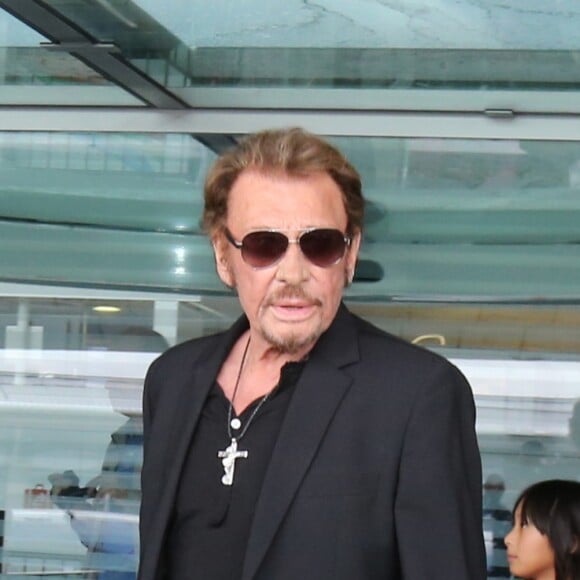 Johnny Hallyday avec sa femme Laeticia, ses enfants Jade et Joy ainsi que la Grand-mère de Laeticia Elyette Boudou arrivent à l'aéroport de Roissy en provenance de Los Angeles. Johnny rentre en France pour entamer sa tournée le 29 juin 2016 à Sedan. Roissy-en-France le 26 juin 2016.