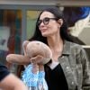 Demi Moore, en veste treillis et chaussures Dr. Martens, arrive à l'aéroport de Londres (Heathrow), le 22 août 2019.