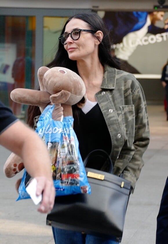 Demi Moore, en veste treillis et chaussures Dr. Martens, arrive à l'aéroport de Londres (Heathrow), le 22 août 2019.