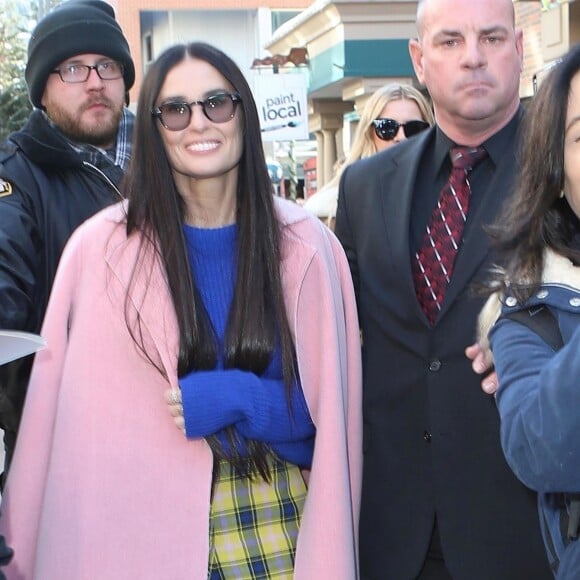 Demi Moore salue ses fans dans les rues de Park City lors du Festival du Film de Sundance 2019 dans l'Utah, le 28 janvier 2019.