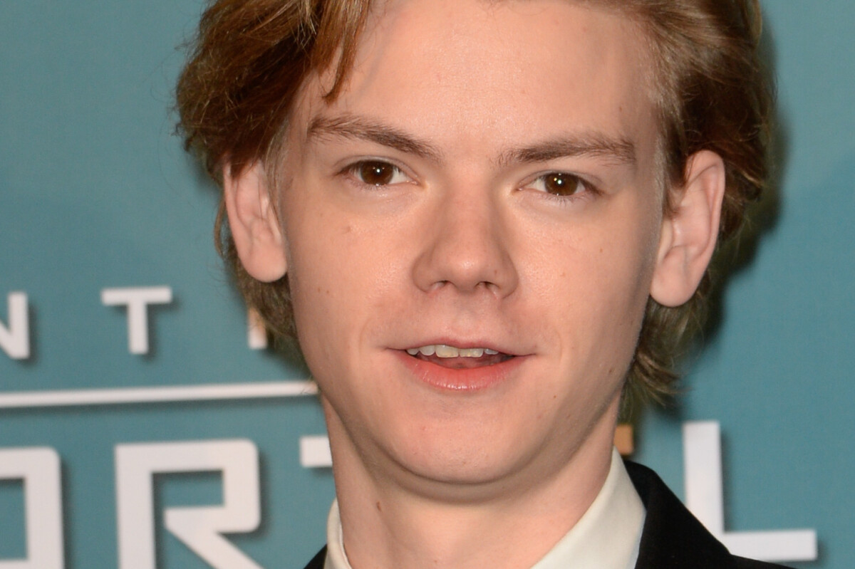 Thomas Brodie Sangster Love Actually en couple d couvrez Gzi