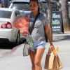 Christina Milian (enceinte) fait du shopping chez Little Moon à Studio City, Los Angeles, Californie, États-Unis, le 13 septembre 2019.
