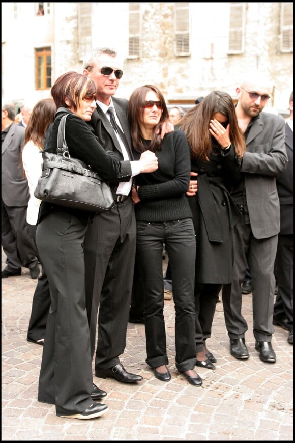 Les parents de Grégory Lemarchal, sa soeur et Karine Ferri- Obsèques de Grégory Lemarchal à Chambery, en mai 2007.