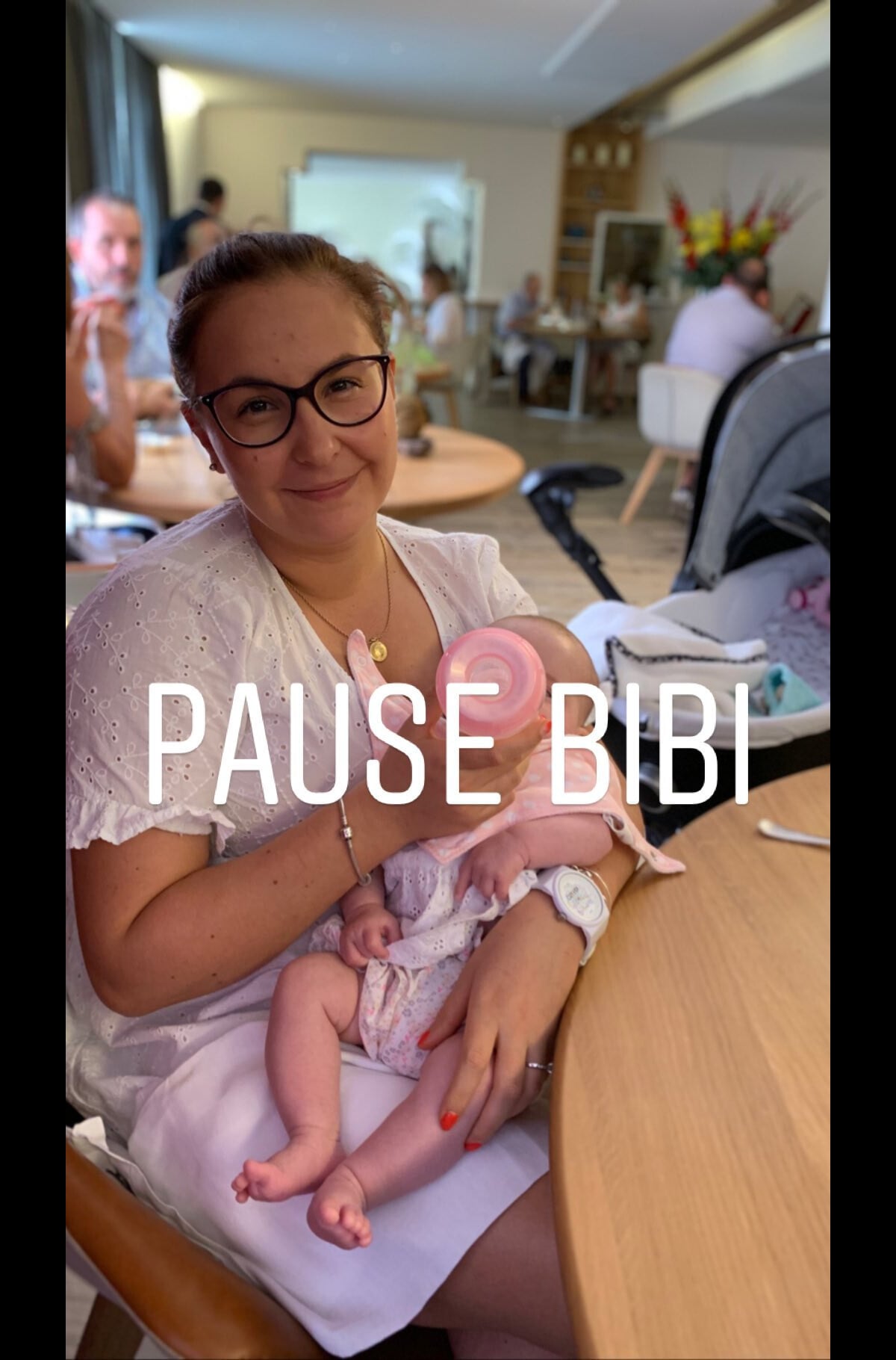 Photo Camille Delcroix, sa compagne et leur fille Rose au restaurant
