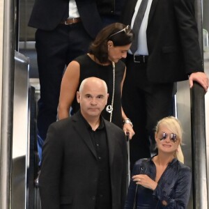 Laeticia Hallyday, avec Jimmy Reffas, son homme de confiance en charge de sa sécurité, lors de son arrivée à l'aéroport de Paris Roissy-Charles-de-Gaulle le 16 septembre 2019 en provenance de Los Angeles.