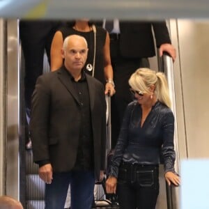 Laeticia Hallyday, avec Jimmy Reffas, son homme de confiance en charge de sa sécurité, lors de son arrivée à l'aéroport de Paris Roissy-Charles-de-Gaulle le 16 septembre 2019 en provenance de Los Angeles.