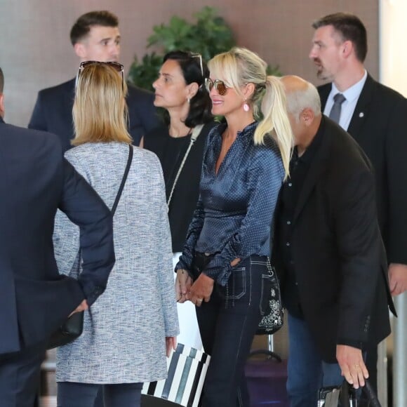 Laeticia Hallyday en compagnie de Barbara Uzzan, comptable en charge de la gestion du trust JPS, lors de son arrivée à l'aéroport de Paris Roissy-Charles-de-Gaulle le 16 septembre 2019 en provenance de Los Angeles.