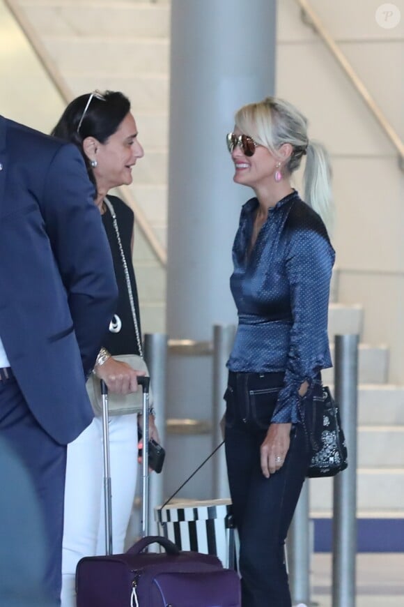 Laeticia Hallyday, avec Barbara Uzzan, experte-comptable en charge de la gestion du trust JPS, lors de son arrivée à l'aéroport de Paris Roissy-Charles-de-Gaulle le 16 septembre 2019 en provenance de Los Angeles.
