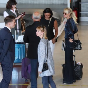 Laeticia Hallyday, accompagnée par Jimmy Reffas, en charge de sa sécurité, et Barbara Uzzan, comptable du trust JPS, lors de son arrivée à l'aéroport de Paris Roissy-Charles-de-Gaulle le 16 septembre 2019 en provenance de Los Angeles.