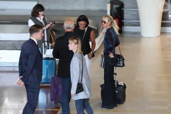 Laeticia Hallyday, accompagnée par Jimmy Reffas, en charge de sa sécurité, et Barbara Uzzan, comptable du trust JPS, lors de son arrivée à l'aéroport de Paris Roissy-Charles-de-Gaulle le 16 septembre 2019 en provenance de Los Angeles.