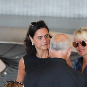 Laeticia Hallyday, avec Barbara Uzzan, comptable en charge de la gestion du trust JPS, lors de son arrivée à l'aéroport de Paris Roissy-Charles-de-Gaulle le 16 septembre 2019 en provenance de Los Angeles.