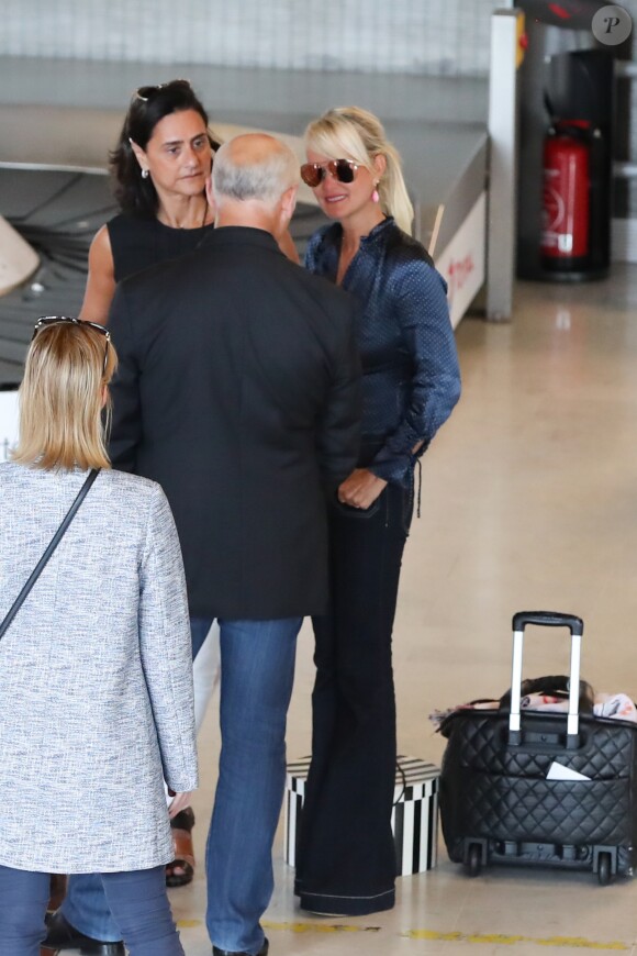 Laeticia Hallyday, avec Barbara Uzzan, comptable en charge de la gestion du trust JPS, lors de son arrivée à l'aéroport de Paris Roissy-Charles-de-Gaulle le 16 septembre 2019 en provenance de Los Angeles.