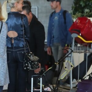 Laeticia Hallyday, avec Barbara Uzzan, experte-comptable en charge de la gestion du trust JPS, lors de son arrivée à l'aéroport de Paris Roissy-Charles-de-Gaulle le 16 septembre 2019 en provenance de Los Angeles.