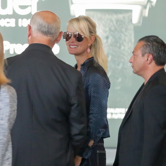 Laeticia Hallyday, en discussion avec Jimmy Reffas, responsable de sa sécurité, et avec son chauffeur et garde du corps Carl lors de son arrivée à l'aéroport de Paris Roissy-Charles-de-Gaulle le 16 septembre 2019 en provenance de Los Angeles.