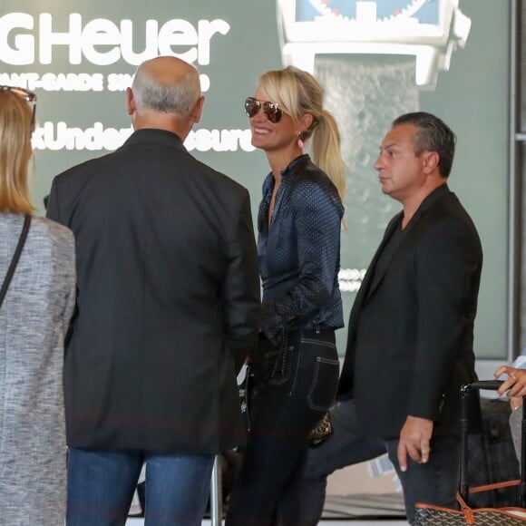 Laeticia Hallyday, en discussion avec Jimmy Reffas, responsable de sa sécurité, et avec son chauffeur et garde du corps Carl lors de son arrivée à l'aéroport de Paris Roissy-Charles-de-Gaulle le 16 septembre 2019 en provenance de Los Angeles.