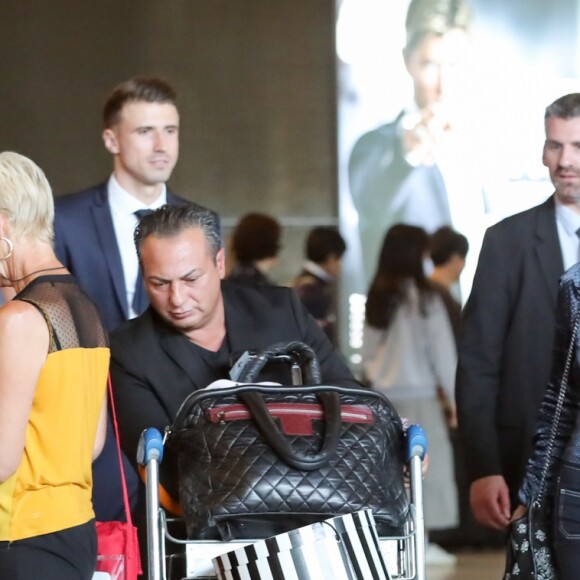 Laeticia Hallyday quitte en compagnie de Jimmy Reffas, en charge de sa sécurité, l'aéroport de Paris Roissy-Charles-de-Gaulle le 16 septembre 2019 après son arrivée en provenance de Los Angeles.