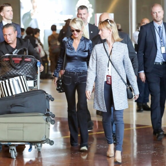 Laeticia Hallyday quitte en compagnie de Jimmy Reffas, en charge de sa sécurité, l'aéroport de Paris Roissy-Charles-de-Gaulle le 16 septembre 2019 après son arrivée en provenance de Los Angeles.